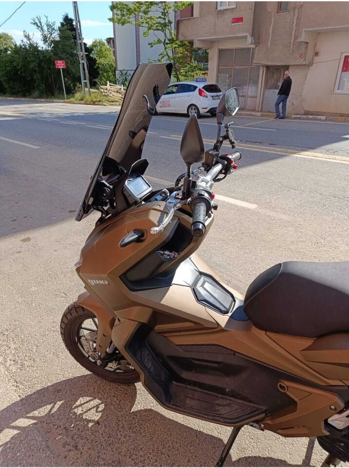 MOTOCAM Yuki Adventure 150 Ön Cam 2023-2026 Model 65cm Siyah Renkli 4mm ORTA BOYLU