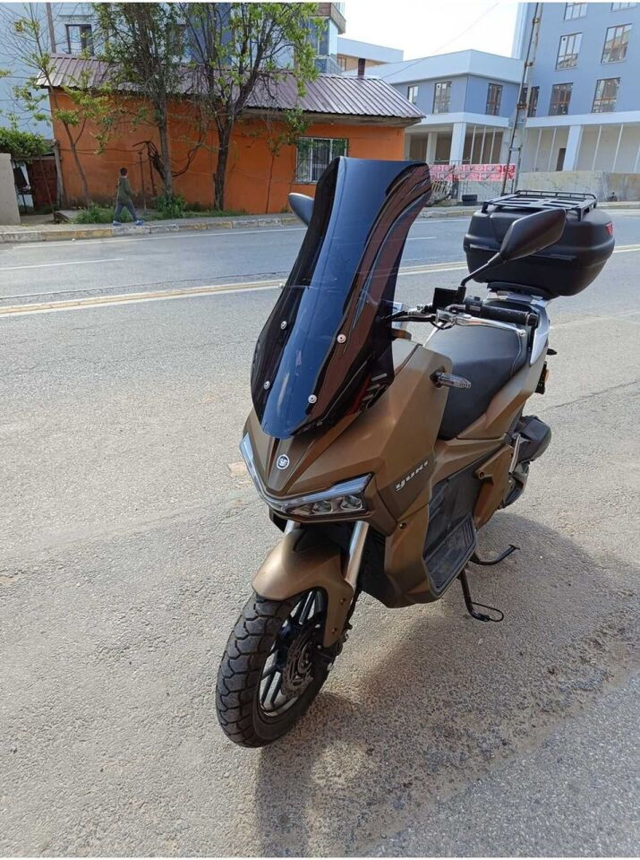 MOTOCAM Yuki Adventure 150 Ön Cam 2023-2026 Model 65cm Siyah Renkli 4mm ORTA BOYLU