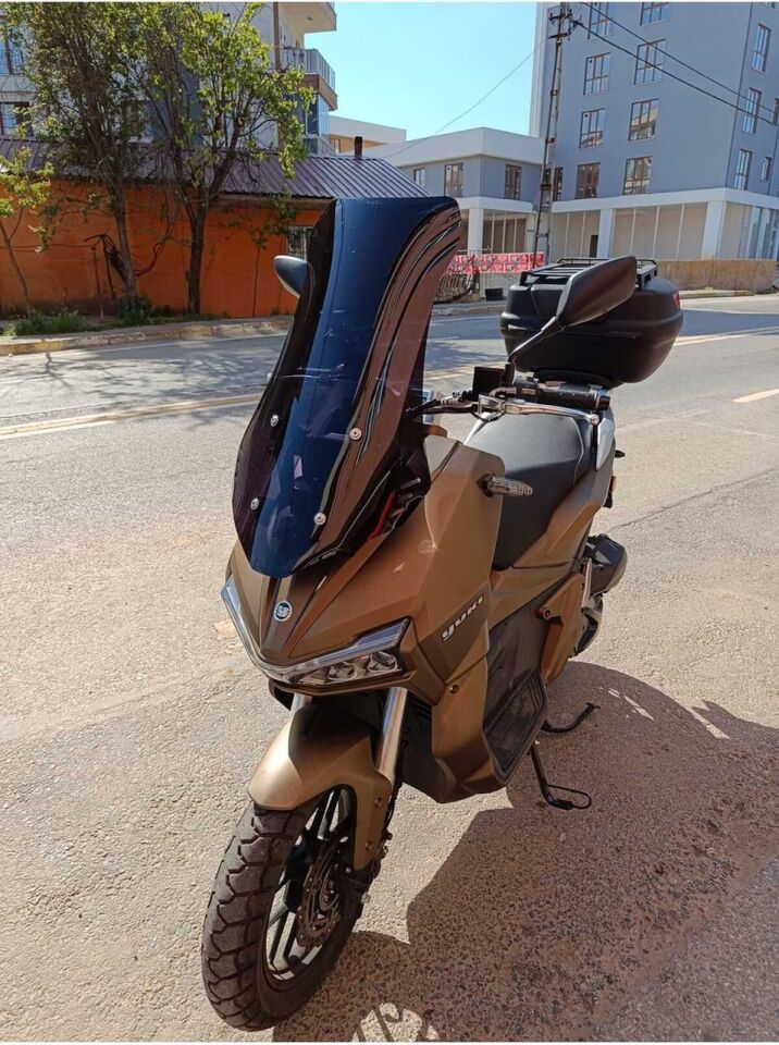 MOTOCAM Yuki Adventure 150 Ön Cam 2023-2026 Model 65cm Siyah Renkli 4mm ORTA BOYLU