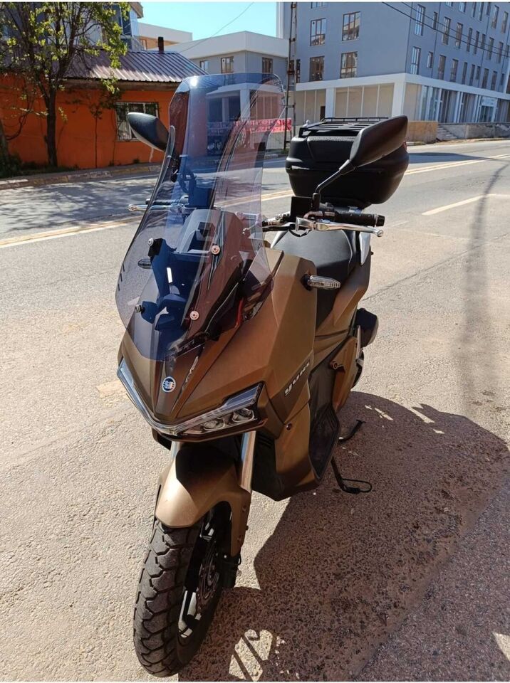 MOTOCAM Yuki Adventure 150 Ön Cam 2023-2026 Model 75cm Füme Renkli 4mm UZUN