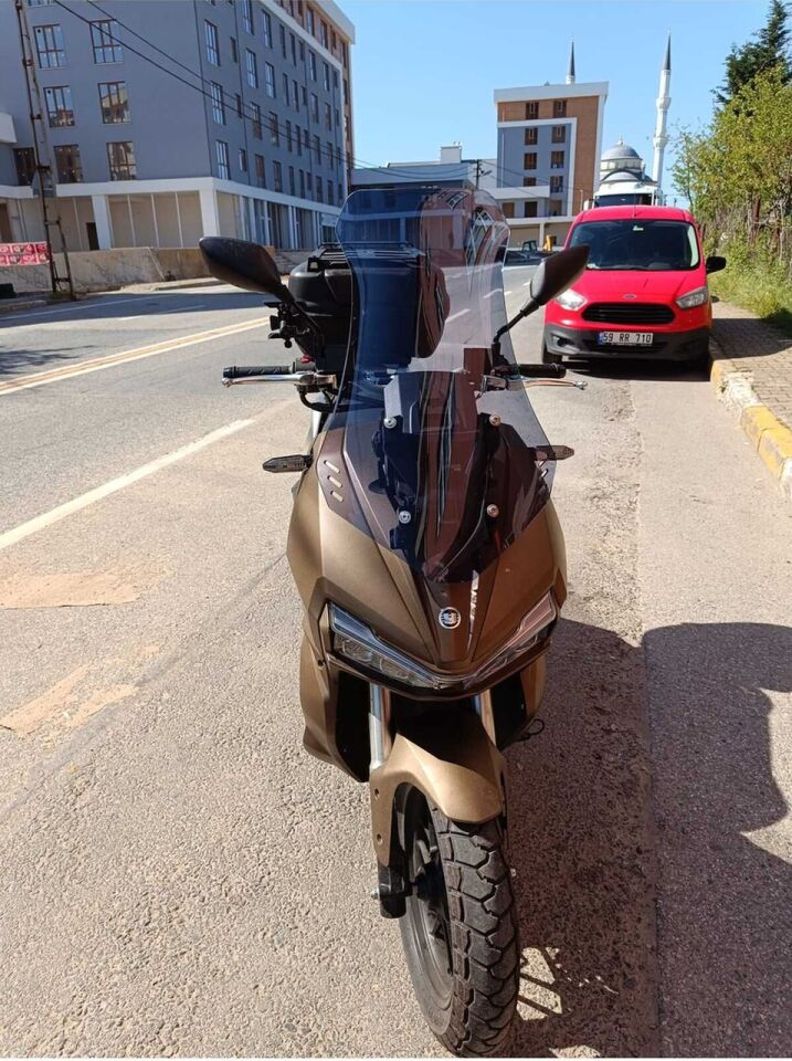 MOTOCAM Yuki Adventure 150 Ön Cam 2023-2026 Model 75cm Füme Renkli 4mm UZUN