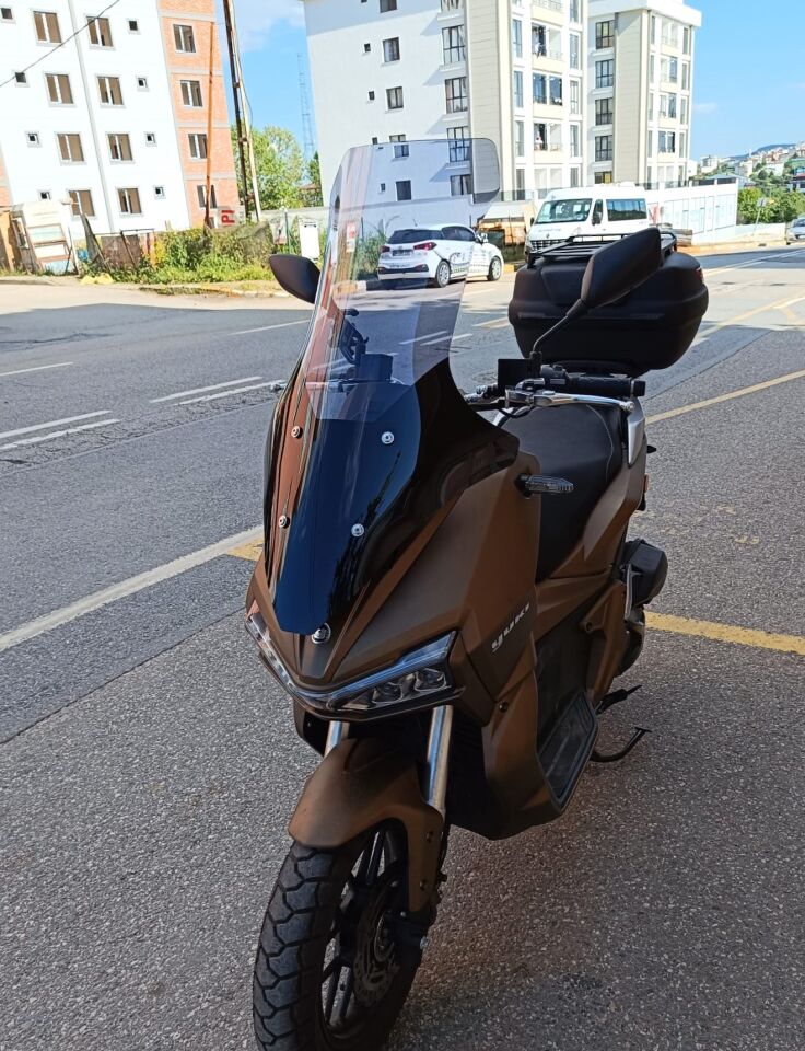 MOTOCAM Yuki Adventure 150 Ön Cam 2023-2026 Model 78cm Füme Renkli 4mm UZUN