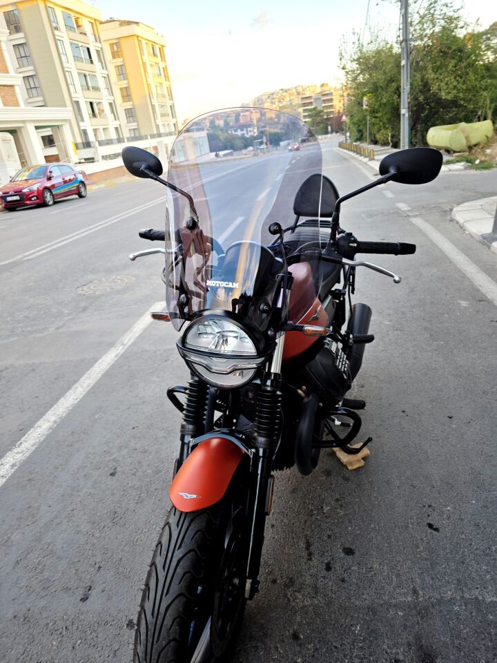 MOTOCAM Moto Guzzi V7 Stone Ön Cam 2021-2023 Model 53cm Füme Renkli 4mm APARATSIZ