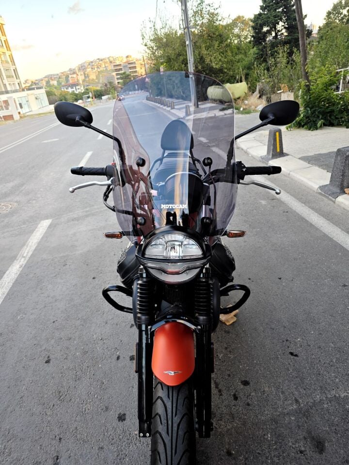 MOTOCAM Moto Guzzi V7 Stone Ön Cam 2021-2023 Model 53cm Füme Renkli 4mm APARATSIZ