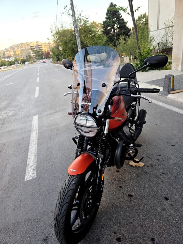 MOTOCAM Moto Guzzi V7 Stone Ön Cam 2021-2023 Model 53cm Füme Renkli 4mm APARATSIZ