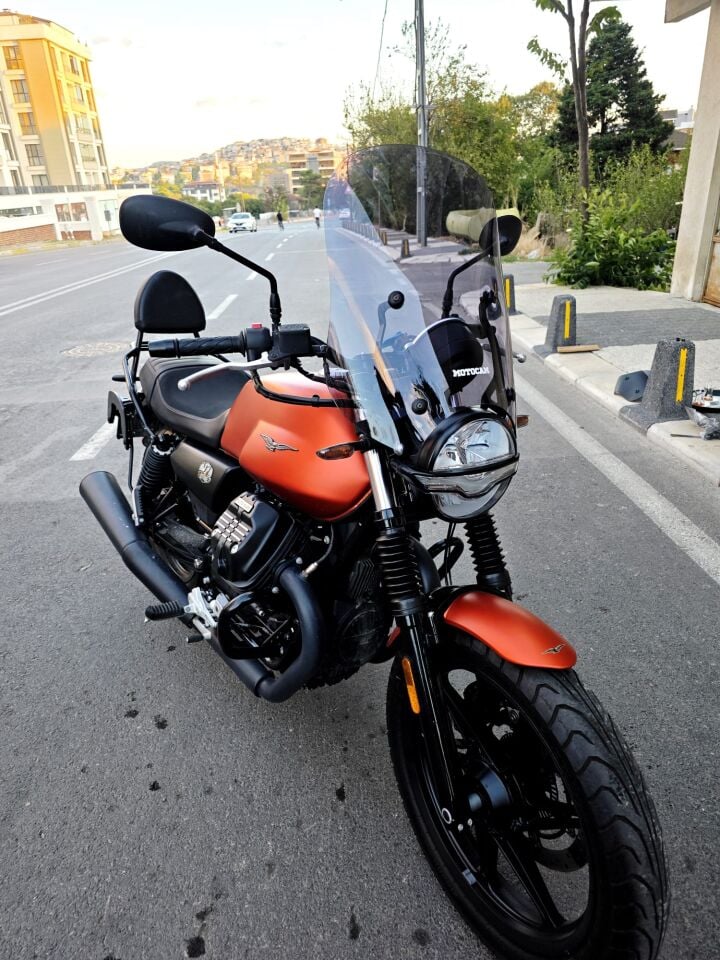 MOTOCAM Moto Guzzi V7 Stone Ön Cam 2021-2023 Model 53cm Füme Renkli 4mm APARATSIZ