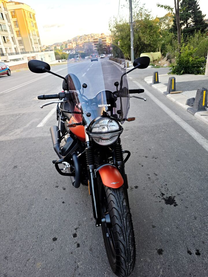 MOTOCAM Moto Guzzi V7 Stone Ön Cam 2021-2023 Model 53cm Füme Renkli 4mm APARATSIZ