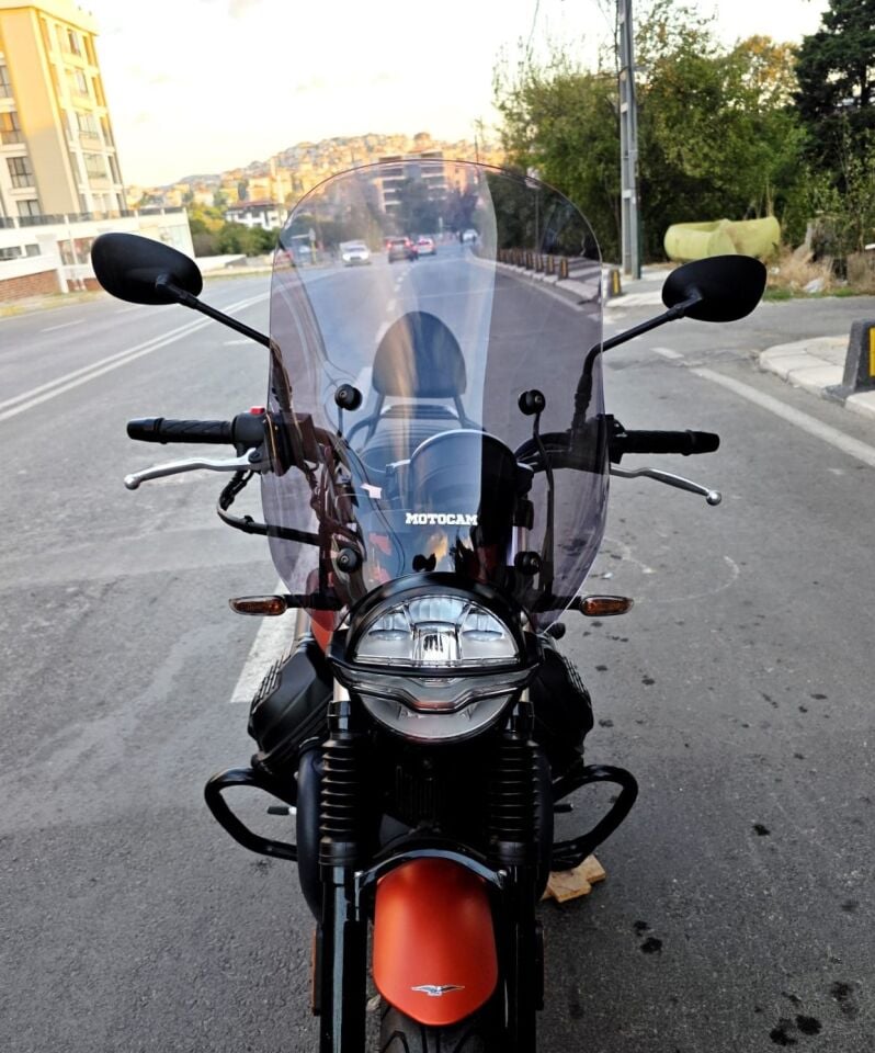 MOTOCAM Moto Guzzi V7 Stone Ön Cam 2021-2023 Model 53cm Füme Renkli 4mm APARATSIZ