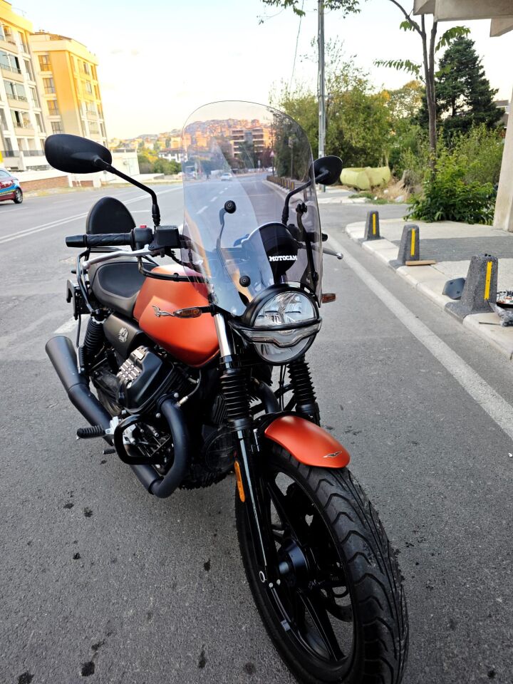 MOTOCAM Moto Guzzi V7 Stone Ön Cam 2021-2023 Model 53cm Füme Renkli 4mm APARATSIZ