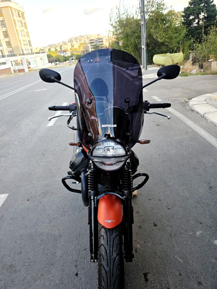 MOTOCAM Moto Guzzi V7 Stone Ön Cam 2021-2023 Model 53cm Siyah Renkli 4mm APARATSIZ