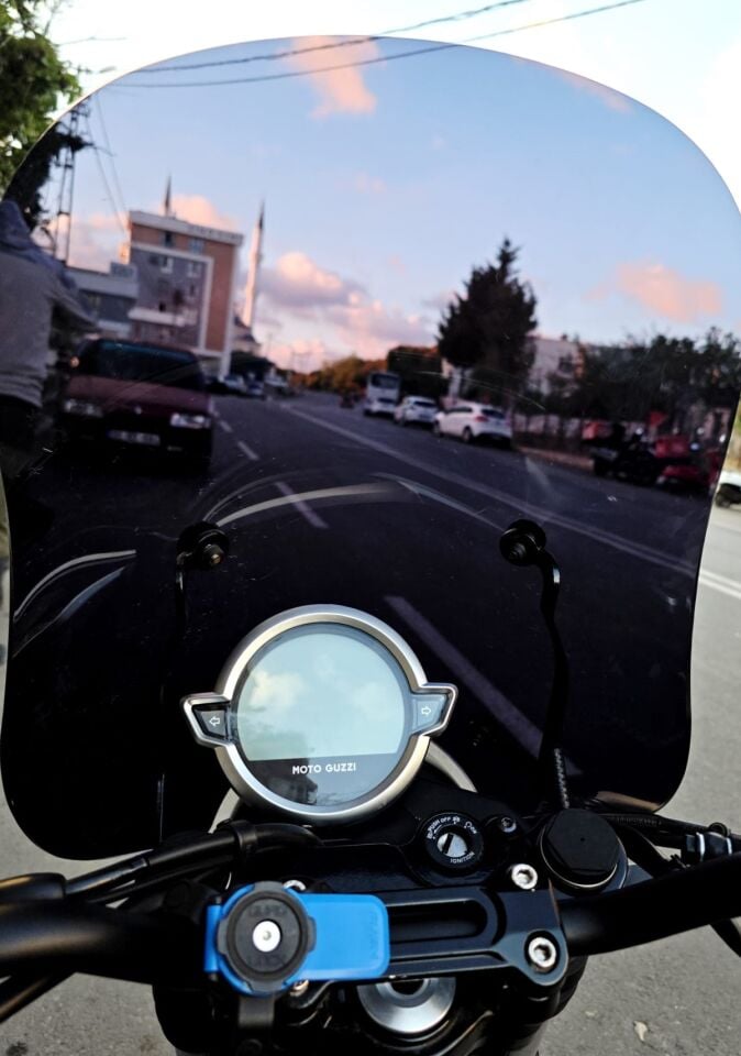 MOTOCAM Moto Guzzi V7 Stone Ön Cam 2021-2023 Model 53cm Siyah Renkli 4mm APARATSIZ