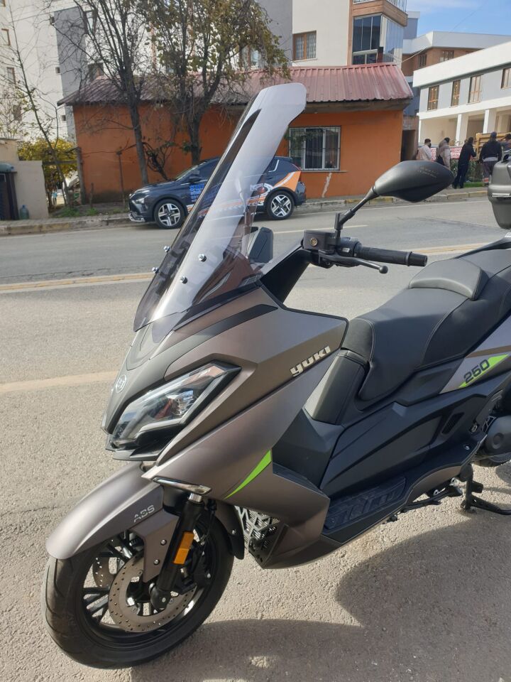 MOTOCAM Yuki Explorer 250 Ön Cam 2021-2026 Model 72cm Füme Renkli 4mm UZUN