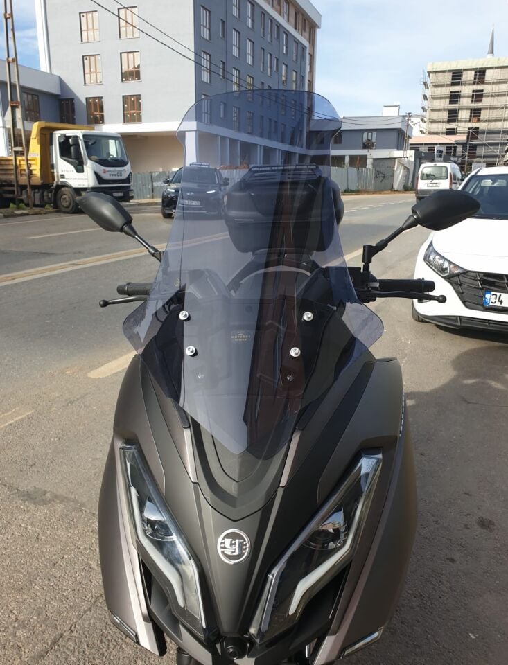 MOTOCAM Yuki Explorer 250 Ön Cam 2021-2026 Model 72cm Füme Renkli 4mm UZUN