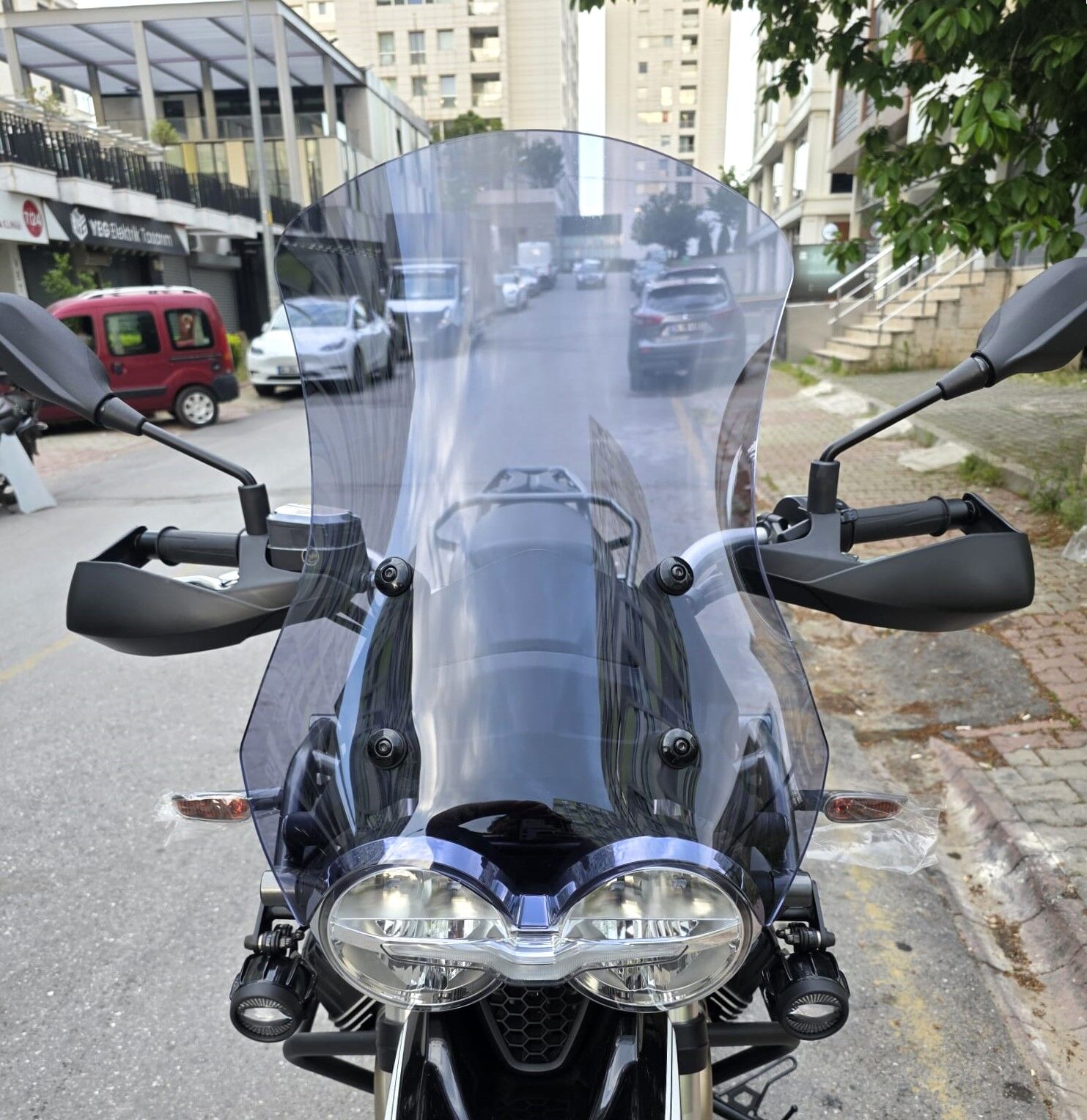 MOTOCAM Moto Guzzi V85 Ön Cam 2019-2023 Model 58cm Füme Renkli 4mm