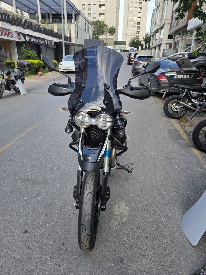 MOTOCAM Moto Guzzi V85 Ön Cam 2019-2023 Model 58cm Siyah Renkli 4mm