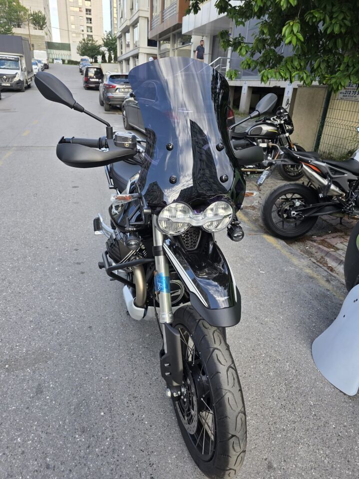 MOTOCAM Moto Guzzi V85 Ön Cam 2019-2023 Model 58cm Siyah Renkli 4mm