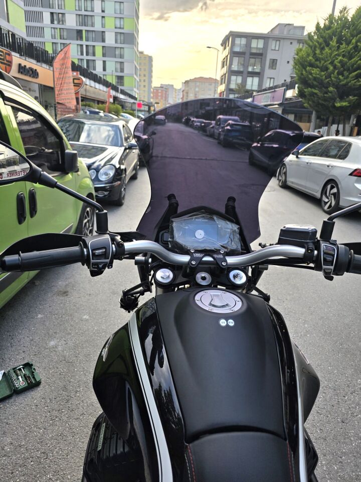 MOTOCAM Moto Guzzi V85 Ön Cam 2019-2023 Model 58cm Siyah Renkli 4mm