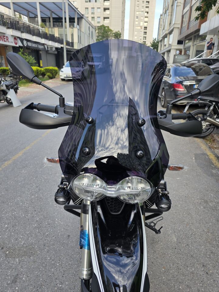 MOTOCAM Moto Guzzi V85 Ön Cam 2019-2023 Model 58cm Siyah Renkli 4mm