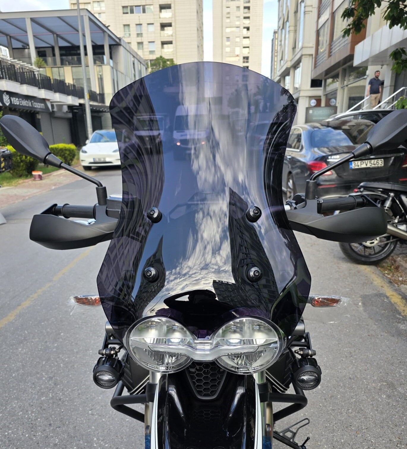 MOTOCAM Moto Guzzi V85 Ön Cam 2019-2023 Model 58cm Siyah Renkli 4mm