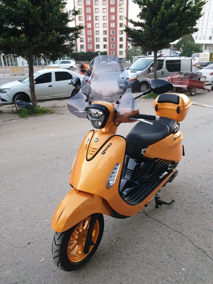 MOTOCAM Yuki Gelato 150 Ön Cam 2023-2026 Model 43cm Füme Renkli 4mm APARATSIZ