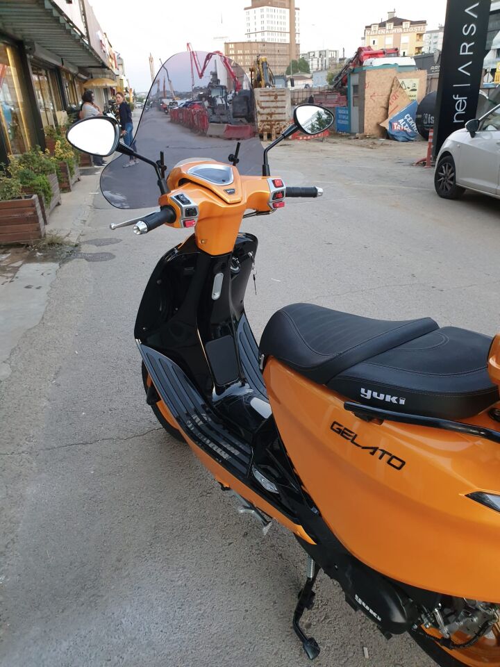 MOTOCAM Yuki Gelato 150 Ön Cam 2023-2026 Model 43cm Füme Renkli 4mm APARATSIZ