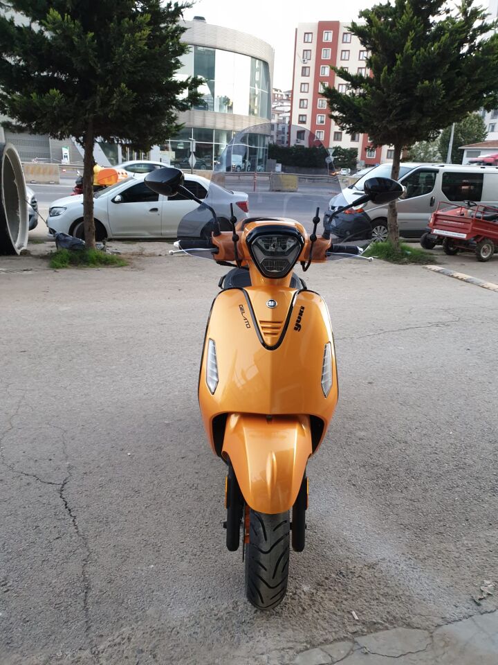 MOTOCAM Yuki Gelato 150 Ön Cam 2023-2026 Model 43cm Füme Renkli 4mm APARATSIZ