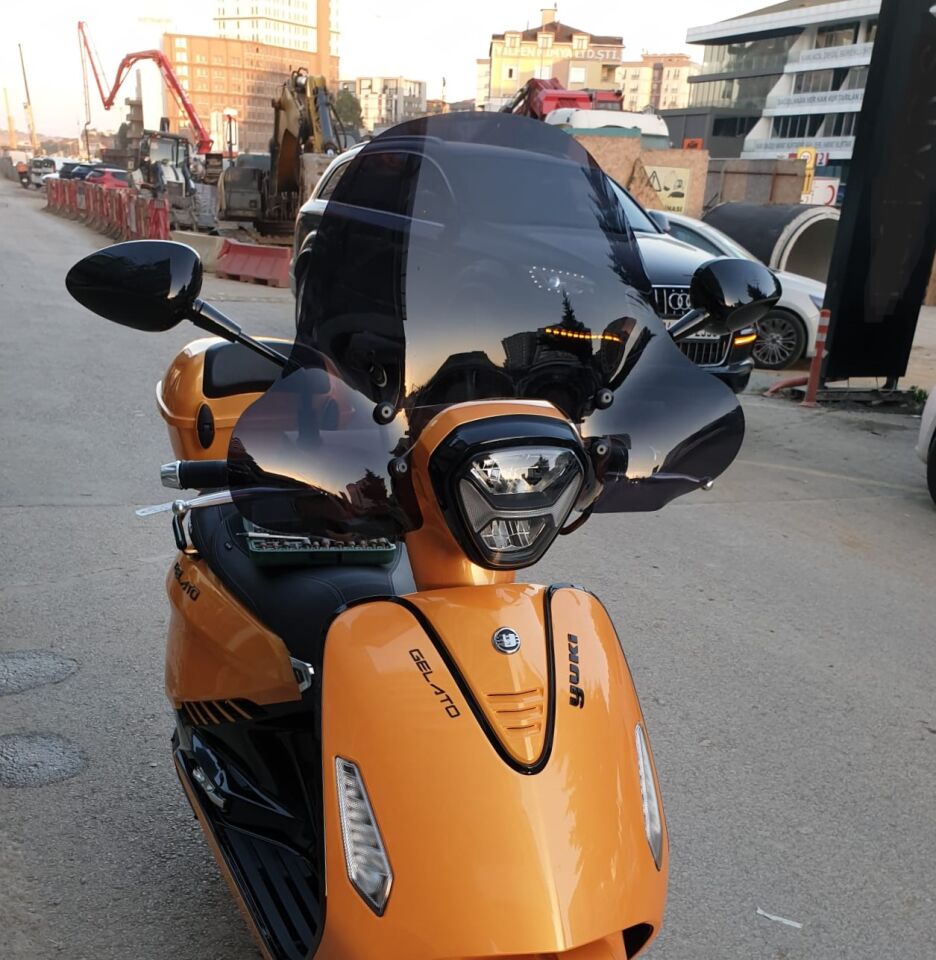 MOTOCAM Yuki Gelato 150 Ön Cam 2023-2026 Model 43cm Siyah Renkli 4mm APARATSIZ