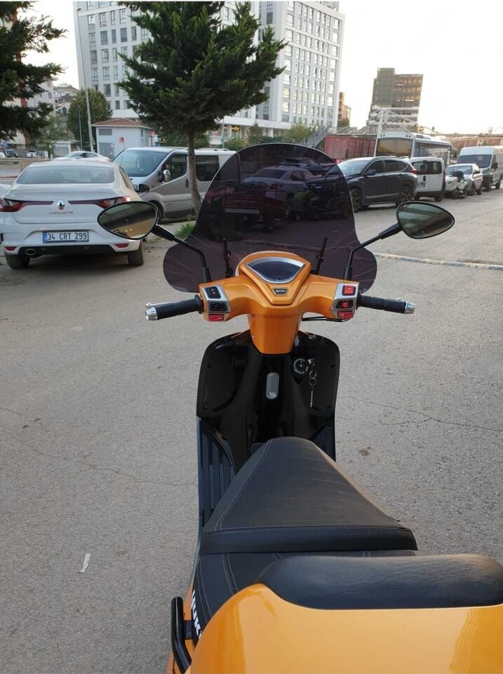 MOTOCAM Yuki Gelato 150 Ön Cam 2023-2026 Model 43cm Siyah Renkli 4mm APARATSIZ