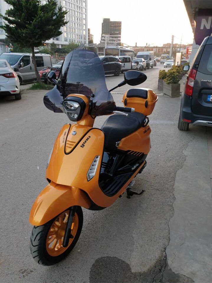 MOTOCAM Yuki Gelato 150 Ön Cam 2023-2026 Model 43cm Siyah Renkli 4mm APARATSIZ