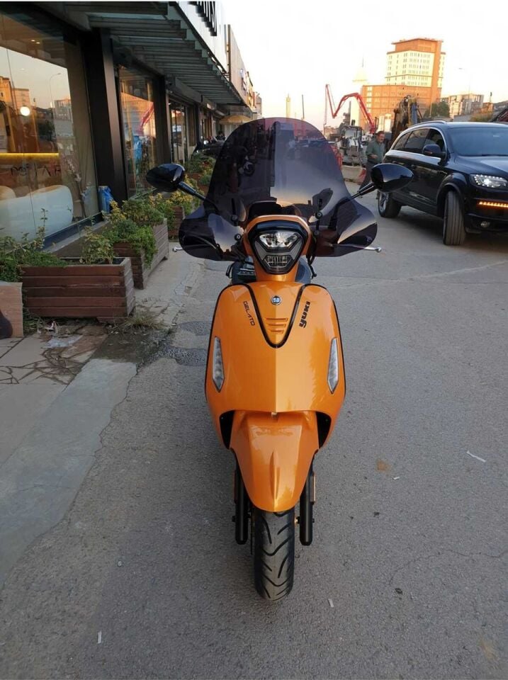 MOTOCAM Yuki Gelato 150 Ön Cam 2023-2026 Model 43cm Siyah Renkli 4mm APARATSIZ