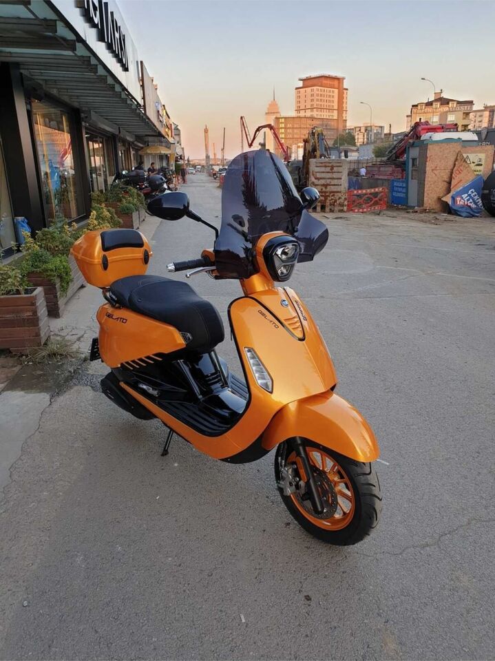 MOTOCAM Yuki Gelato 150 Ön Cam 2023-2026 Model 43cm Siyah Renkli 4mm APARATSIZ