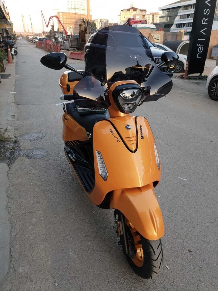 MOTOCAM Yuki Gelato 150 Ön Cam 2023-2026 Model 43cm Siyah Renkli 4mm APARATSIZ