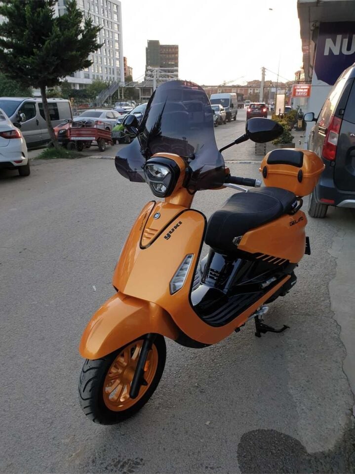 MOTOCAM Yuki Gelato 150 Ön Cam 2023-2026 Model 43cm Siyah Renkli 4mm APARATSIZ