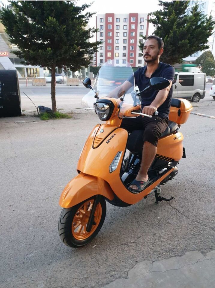 MOTOCAM Yuki Gelato 150 Ön Cam 2023-2026 Model 43cm Şeffaf Renkli 4mm APARATSIZ