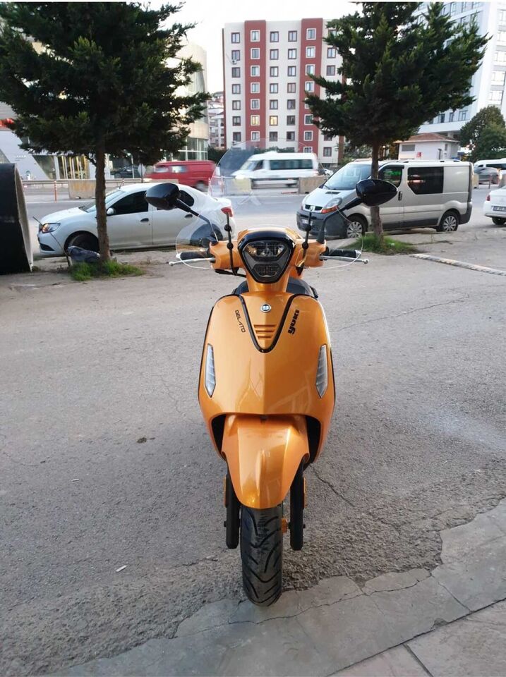 MOTOCAM Yuki Gelato 150 Ön Cam 2023-2026 Model 43cm Şeffaf Renkli 4mm APARATSIZ