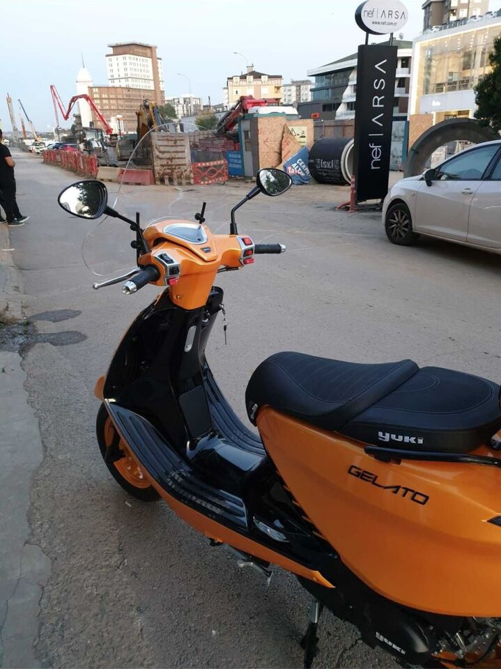 MOTOCAM Yuki Gelato 150 Ön Cam 2023-2026 Model 43cm Şeffaf Renkli 4mm APARATSIZ