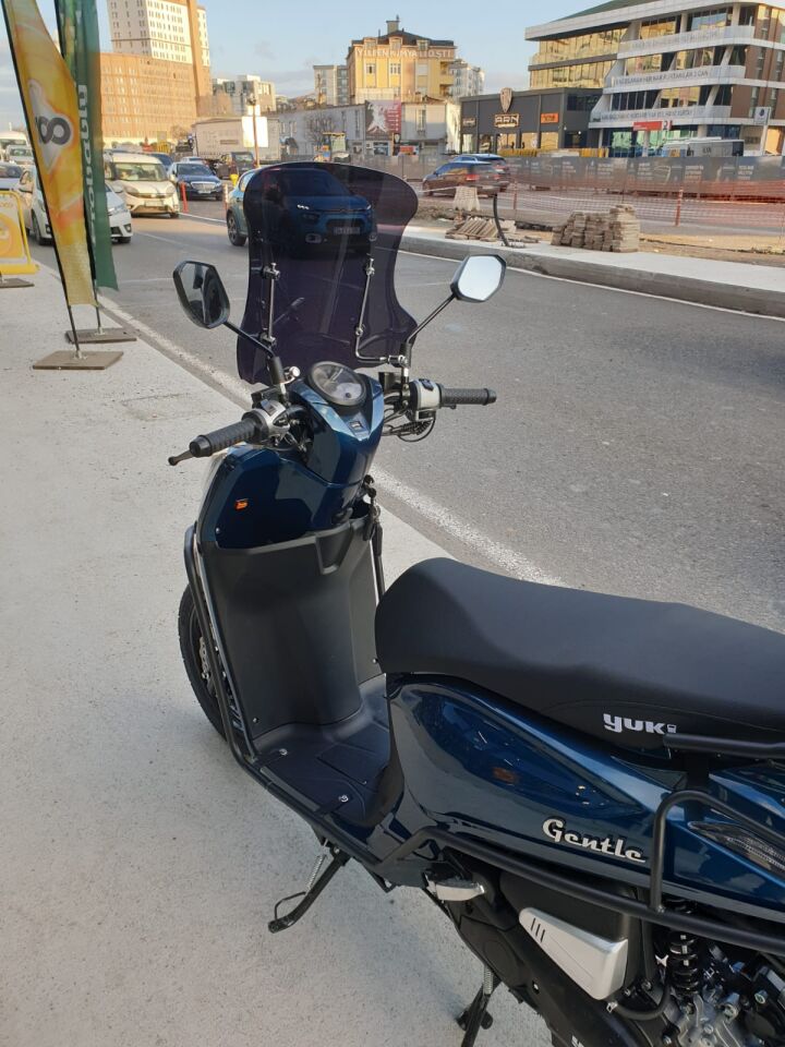 MOTOCAM Yuki Gentle 50 110 Ön Cam 2025-2026 Model 44cm Siyah Renkli 4mm APARATSIZ