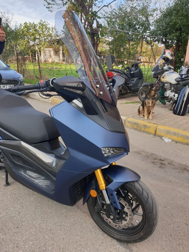 MOTOCAM Yuki Huracan 250 Ön Cam 2022-2026 Model 62cm Füme Renkli 4mm