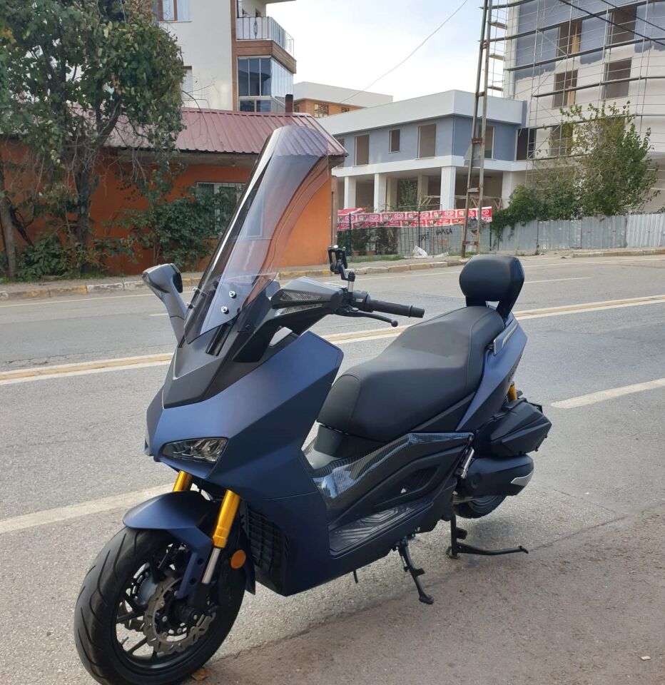 MOTOCAM Yuki Huracan 250 Ön Cam 2022-2026 Model 62cm Füme Renkli 4mm