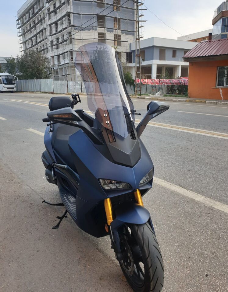 MOTOCAM Yuki Huracan 250 Ön Cam 2022-2026 Model 62cm Füme Renkli 4mm