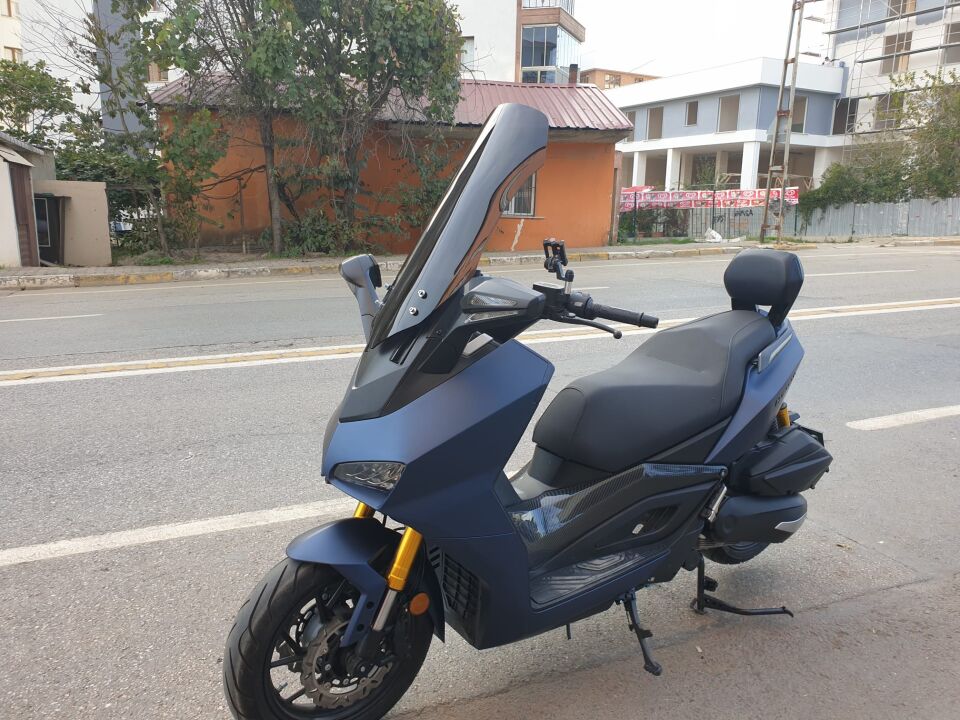 MOTOCAM Yuki Huracan 250 Ön Cam 2022-2026 Model 62cm Siyah Renkli 4mm