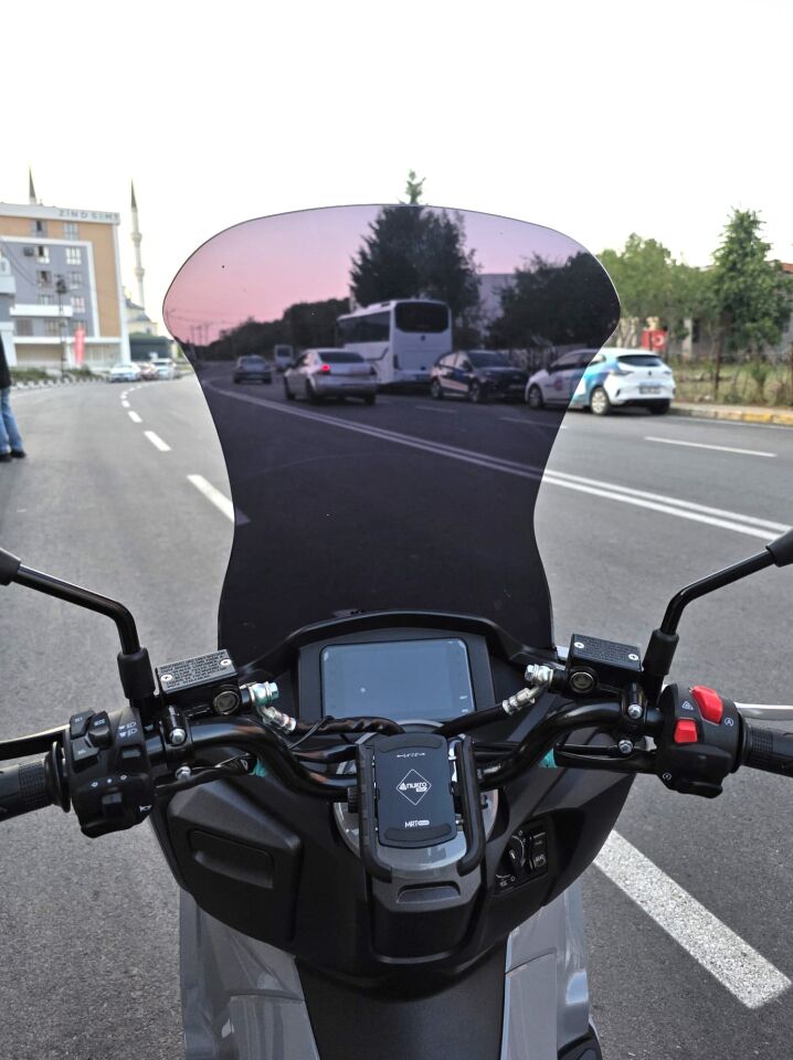 MOTOCAM Motolüx MCX 125 Ön Cam 2024-2026 Model 68cm Siyah Renkli 4mm