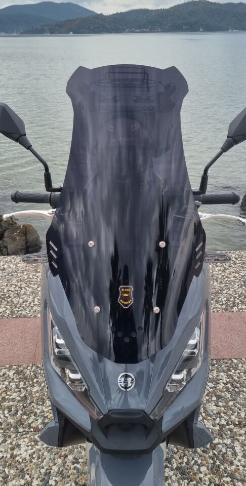 MOTOCAM Yuki Xway 125 Ön Cam 2023-2026 Model 65cm Siyah Renkli 4mm ORTA BOYLU