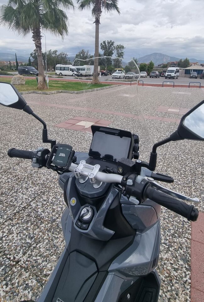 MOTOCAM Yuki Xway 125 Ön Cam 2023-2026 Model 65cm Şeffaf Renkli 4mm ORTA BOYLU