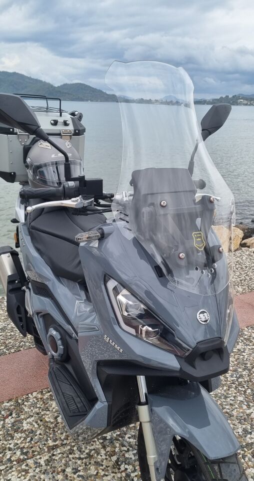 MOTOCAM Yuki Xway 125 Ön Cam 2023-2026 Model 65cm Şeffaf Renkli 4mm ORTA BOYLU
