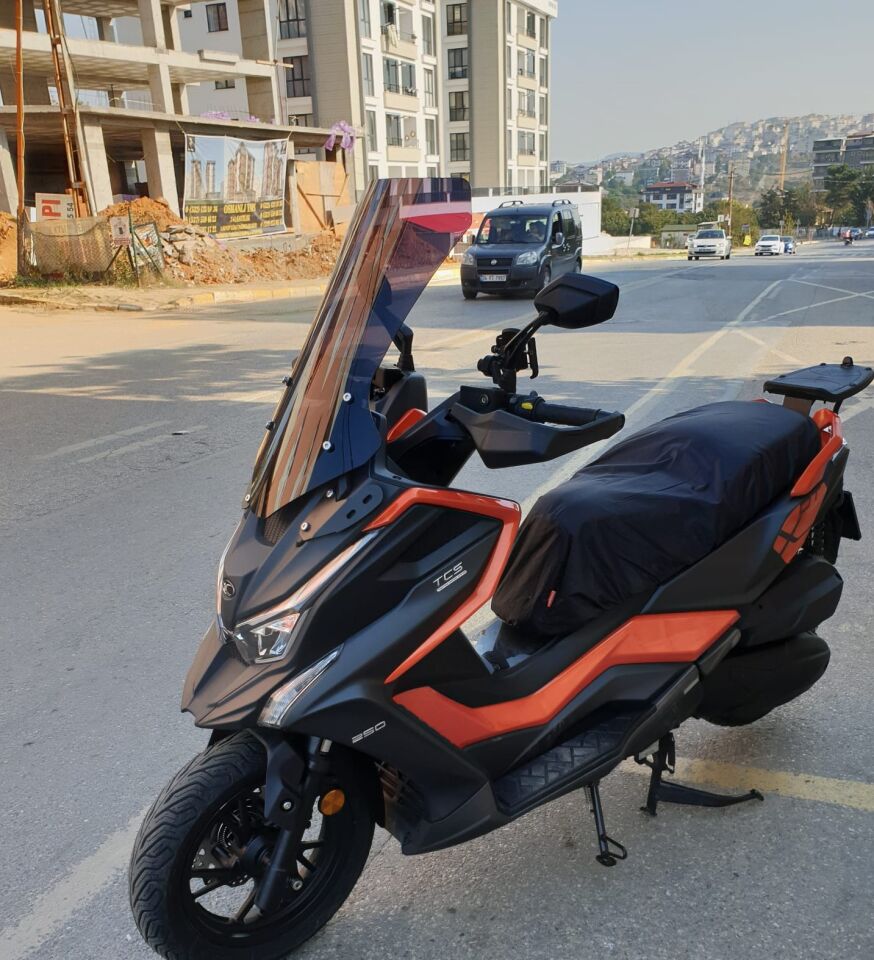 MOTOCAM Kymco DTX 360 Ön Cam 2021-2026 Model 67cm Siyah Renkli 4mm UZUN