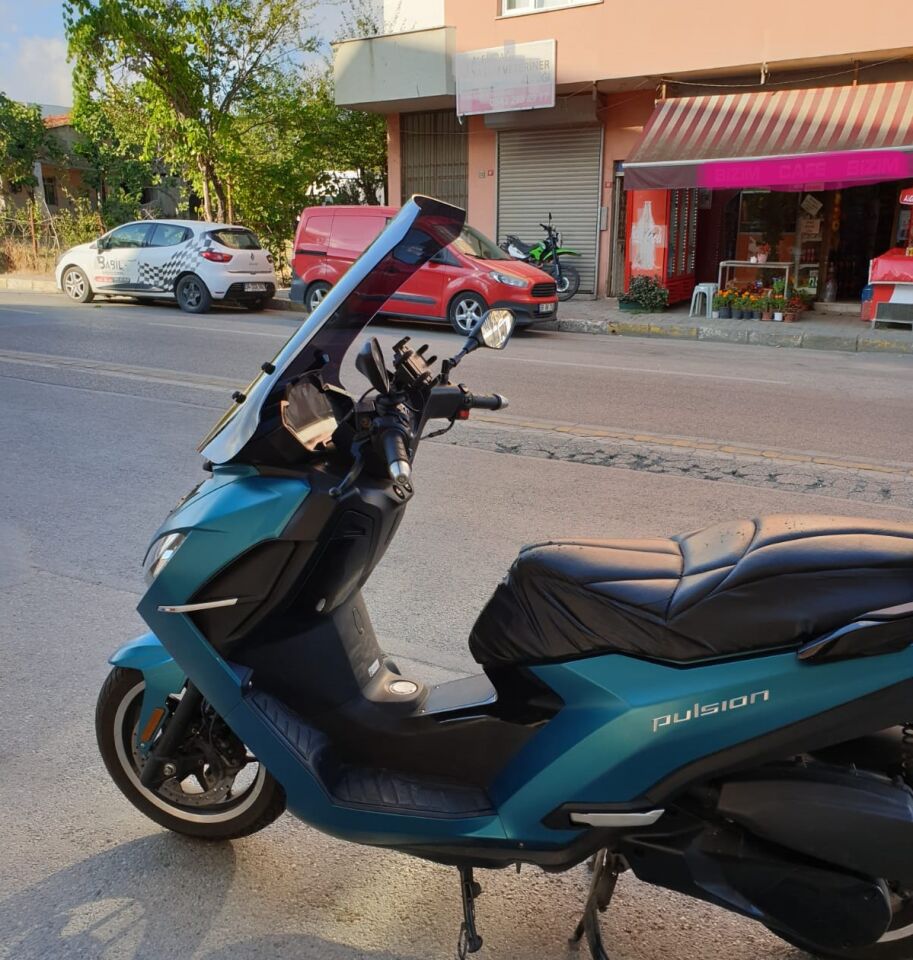 MOTOCAM Peugeot Pulsion 125 Ön Cam 2022-2026 Model 68cm Siyah Renkli 4mm UZUN