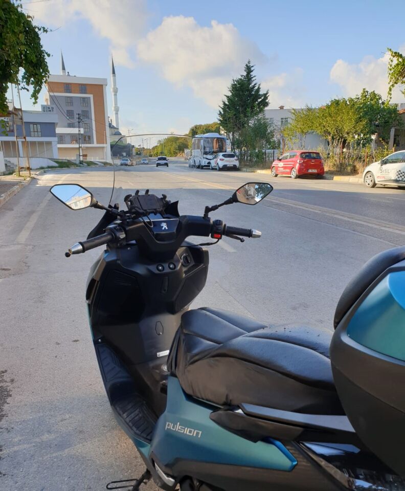 MOTOCAM Peugeot Pulsion 125 Ön Cam 2022-2026 Model 68cm Şeffaf Renkli 4mm UZUN