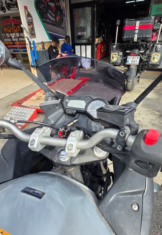 MOTOCAM Yamaha XJ6 Diversion Ön Cam 2009-2016 Model 36cm Füme Renkli 4mm