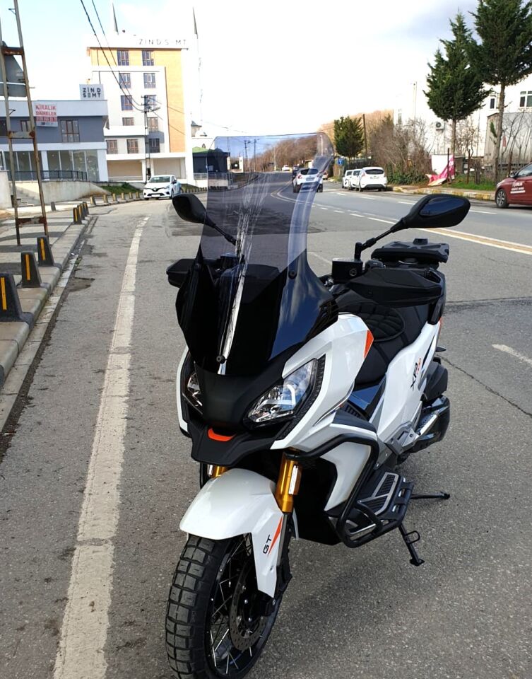 MOTOCAM Peugeot XP 400 Ön Cam 2023-2026 Model 61cm Füme Renkli 4mm ORTA BOYLU